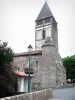 Сент-Этьен-де-Baigorry - Колокольня церкви Сент-Этьен и фонарный столб, украшенный цветами