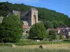 Сен-Аман-де-Коли - Укрепленная аббатская церковь, дома деревни, соломенные тюки в поле и деревья, в черном Перигор