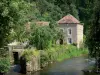 Сен-Ceneri-ле-Gérei - Мельница, река Сарт, деревья на краю воды; в Нормандии-Мэн Региональный природный парк