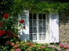 Сен-Ceneri-ле-Gérei - Окно дома выложено гортензиями, розовым кустом (розами) и глицинией