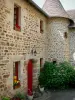 Сен-Ceneri-ле-Gérei - Фасад каменного дома с вазонами и гортензиями