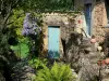 Сен-Ceneri-ле-Gérei - Каменный дом и его маленькая лестница, украшенная горшками с цветами