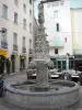 Форкалькье - Готический фонтан Сен-Мишель украшен резными сценами, террасой кафе и фасадами домов старого города