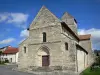 Церковь Виль-ан-Тарденуа - Романская церковь, дома села, облака на голубом небе