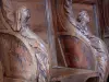 Церковь Мойракс - Бывший клюнийский монастырь: интерьер церкви Нотр-Дам: деталь резных деревянных ларьков (скульптур)