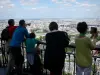 Эйфелева башня - Посетители восхищаются панорамой Парижа со второго этажа