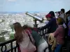 Эйфелева башня - Посетители на втором этаже любуются панорамой Парижа