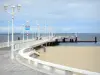 アルカション - 砂浜のビーチとアルカション盆地を見下ろす桟橋