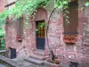 コロンジュ・ラ・ルージュ - 赤い砂岩の石造りの家の入り口のドア