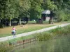 コート＝ドールの風景 - ブルゴーニュ運河に沿って自転車に乗る