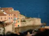サン・トロペ - ポンチェ地区のカラフルな家々、ヴィエイユタワー、地中海の景色