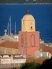 サン・トロペ - 明るい色の教会の尖塔、旧市街と地中海の家