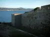 サン・トロペ - 地中海と海岸の丘を見下ろす城塞の城壁