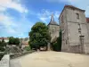サン・ブノワ・デュ・スー - テラス、旧修道院の正面、サン=ブノワ教会の尖塔、木々と村の家（中世都市）