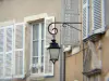 シャトールー - 街灯と旧市街の家の窓