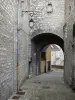 シャトールー - 聖マルティン門（旧刑務所の扉）と旧市街の路地