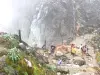 スーフリエール - 活火山の頂上で、亀裂から逃げる煙