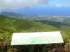 スーフリエール - バセテールの海岸線とカリブ海を見下ろす火山の上昇コースのオリエンテーション表