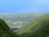 スーフリエール - 老婦人の登山中のバセテールとカリブ海の海岸線の眺め