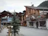 セレ-シュヴァリエ - Serre-Chevalier 1350（Chantemerle）、スキー場（ski resort）：前景にモミの木、通り、シャレー、お店