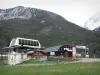 セレ-シュヴァリエ - セレ・シュヴァリエ1500（LeMonêtier-les-Bains）、スキーリゾート（ウィンタースポーツリゾート）：椅子リフト（リフト）と山、春