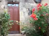 セントロバート - バラの茂みが並ぶ家の入り口