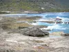 デシレード - 岩が多い海岸と波