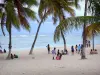 デシレード - Fifiのビーチでココナッツの木の木陰で子供たちのグループ