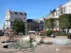 ドゥエー - Place d'Armesの噴水、木々、店舗、住宅、建物