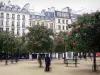 ドフィネ広場 - 木々やベンチで飾られた広場、ドーフィン広場を見下ろすファサード