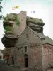ハート・バーの城 - ロマネスク様式のチャペルと旗のある大きな岩