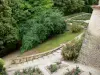 バザス - 城壁のふもとにあるスルタンの庭園とバラ園の景色