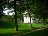 フィスムス - 日陰の歩道（路地）、ベンチ、木々、芝生と家