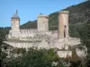 フォワ - 3つの塔がある、岩が多い山頂に腰掛け、アリエージュの部門別博物館を保護しているフォワの城（中世の要塞、城）