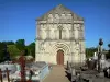 プチパレエコルヌ教会 - サンピエール教会と墓地のロマネスク様式のファサード