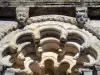 プチパレエコルヌ教会 - ロマネスク様式の教会サンピエールの彫刻