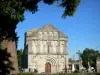 プチパレエコルヌ教会 - サンピエール教会のロマネスク様式のファサードの眺め