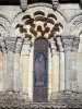 プチパレエコルヌ教会 - ロマネスク様式教会サンピエールのファサードの詳細