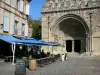 モイサック修道院 - 修道院Saint-Pierre de Moissac：サンピエール教会のロマネスク様式の入り口。コーヒーテラスと家のファサード