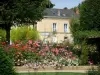 ラバル - ペリーヌ庭園：エスパスアランGerbault、バラの茂みと木のファサード