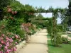 ラバル - ペリーヌ庭園の咲くバラ園を散歩