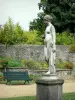 ラバル - ペリーヌ庭園：彫像、ベンチ、花壇