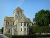 レビの修道院教会 - ロマネスク修道院教会と木々