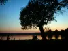 土地の風景 - 池に沈む夕日