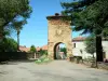 土地の風景 - Maubourguetの塔と今日のSaint-Loubouerの市庁舎を収容するBaron deNoguèsの古いホテルのあるSaint-Loubouerの村