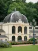 圣奥诺雷莱班 - 水疗中心：温泉浴场，灯柱和鲜花;在Morvan地区自然公园