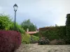 圣昂勒沙泰勒 - 灯柱，灌木，攀缘植物和房子的屋顶