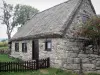 地域自然公園Livradois-Forez - フォレス山脈の茅葺き屋根（茅葺き屋根のコテージ）の石造りの家
