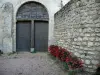 布尔博奈地区韦尔纳伊 - Notre-Dame-sur-l'Eau教堂门廊和花卉装饰（鲜花）