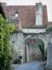 布尔博奈地区韦尔纳伊 - 中世纪的门，路灯柱和村庄的房子